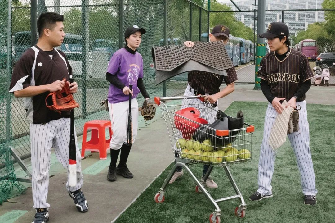 足球切球过人招式_小孩足球防守切球技巧_足球防守者踢出球门线